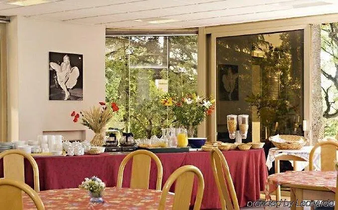 Les Genevriers كان