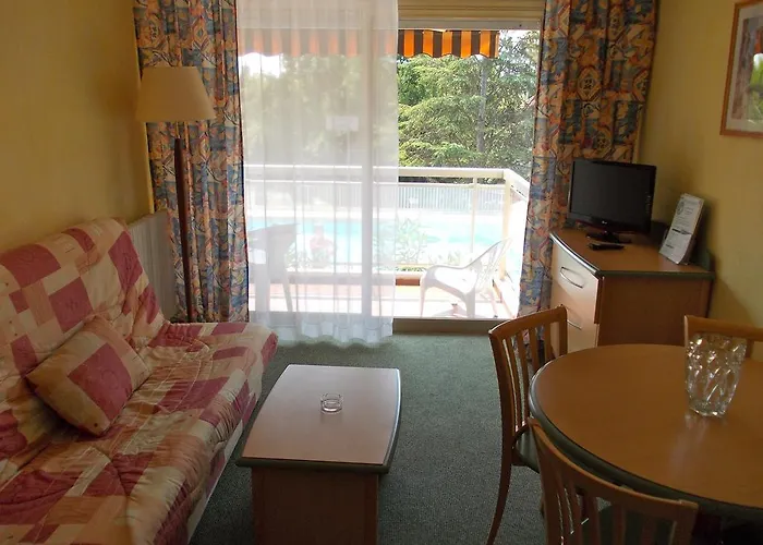 Les Genevriers كان