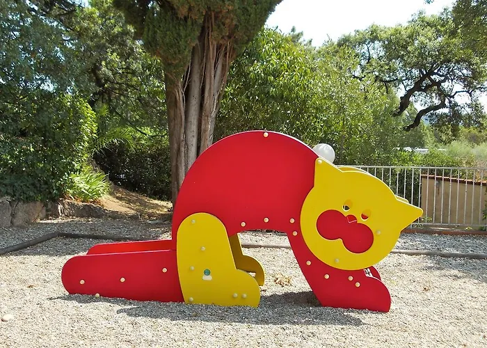 Les Genevriers كان